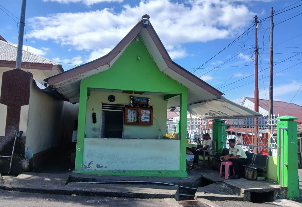 Pos keamanan gedung Pascasarjana