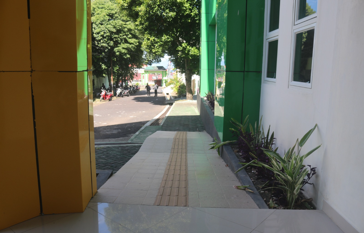 Jalur landai (ramp) akses masuk gedung Pascasarjana