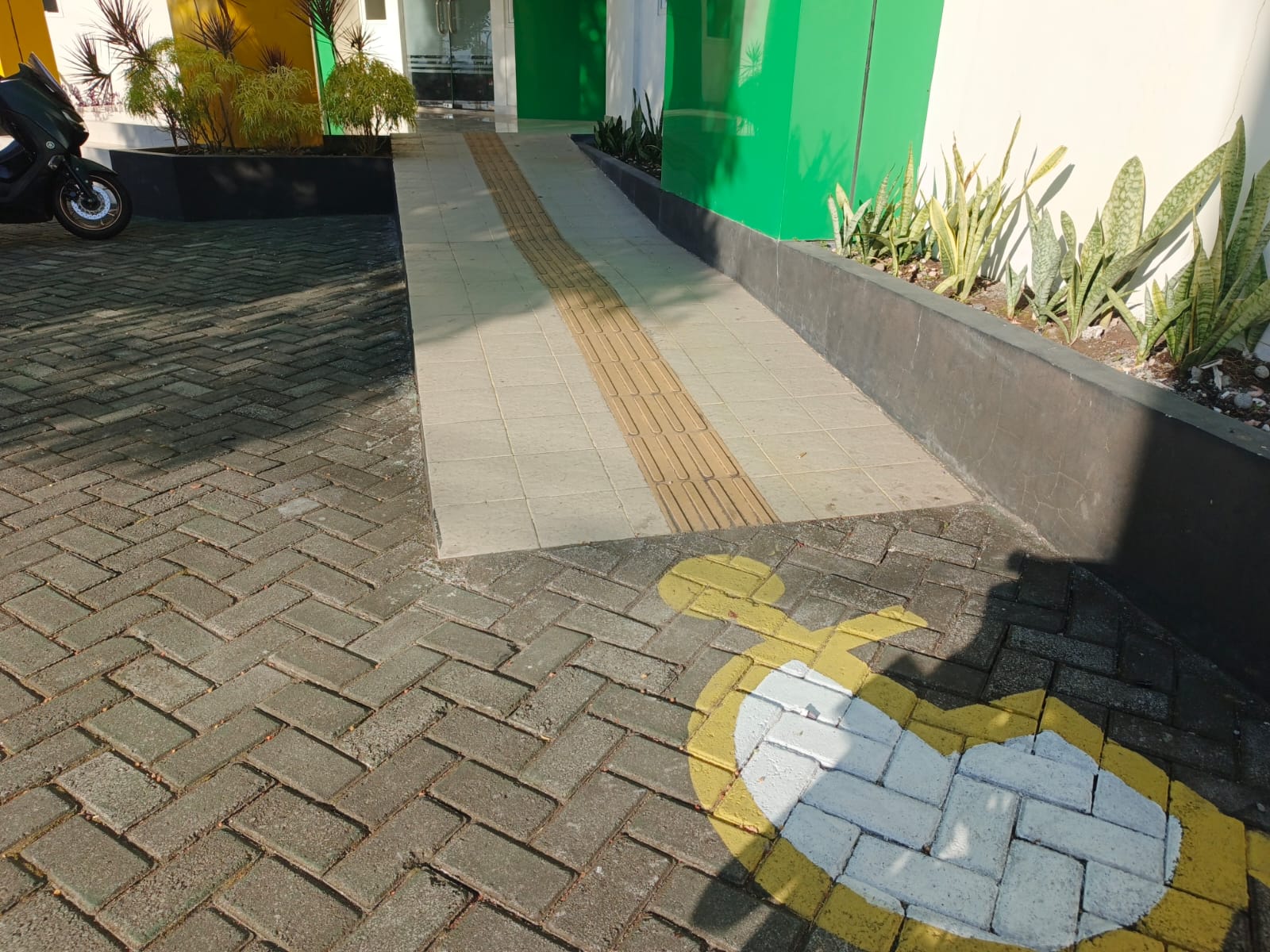 Jalur landai (ramp) akses gedung Pascasarjana, sisi lain