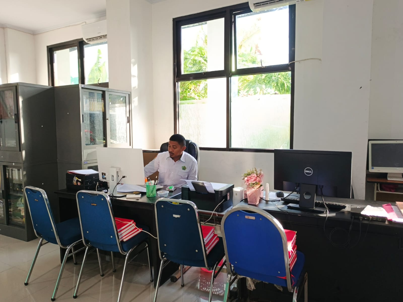 Ruang kerja tenaga kependidikan